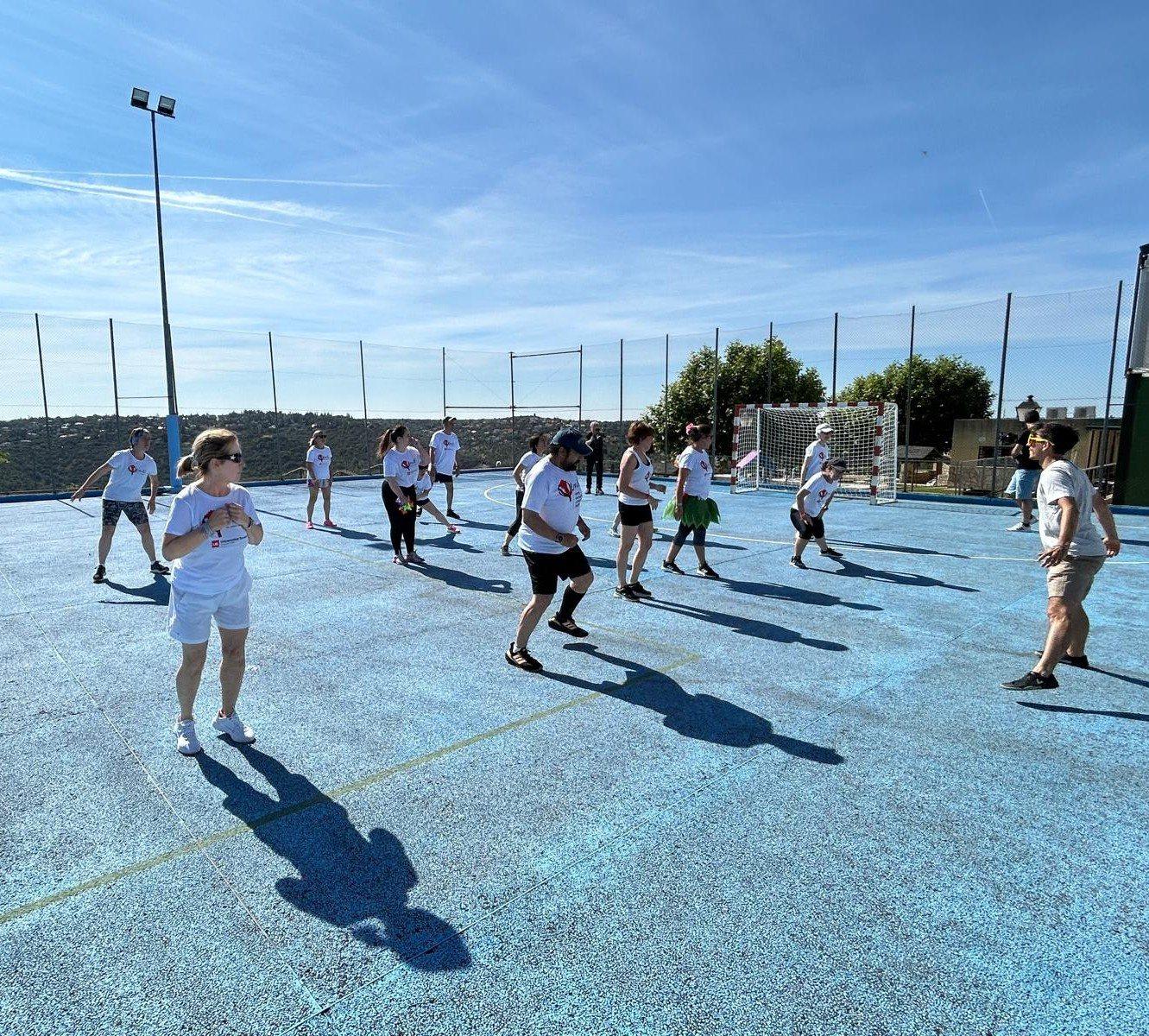 Grupo entrenando al aire libre en una sesión de ejercicio adaptado